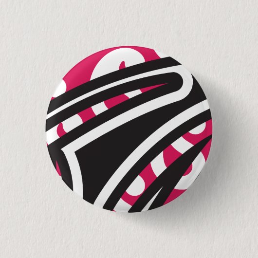 鮮やかな赤とピンを持つ装飾的なペイズリーデザイン 缶バッジ (正面)