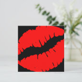 鮮やかな赤と黒のキスプリントが素敵なFabulous & Fifty 招待状 (スタンド正面)