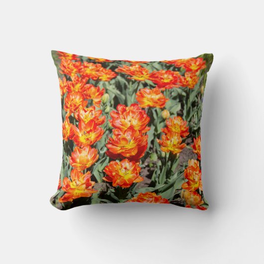 鮮やかな赤みがかったオレンジの生姜のチューリップ クッション (正面)
