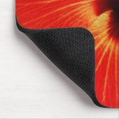鮮やかな赤オレンジ色のハイビスカスフラワー マウスパッド (コーナー)