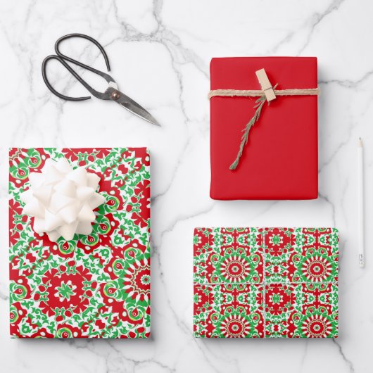 鮮やかな赤、緑、白のパターン ラッピングペーパーシート (正面)