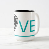 鮮やかな青い愛、黒いハートとベビー。 ツートーンマグカップ (正面右)