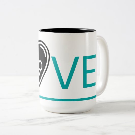 鮮やかな青い愛、黒いハートとベビー。 ツートーンマグカップ (正面右)