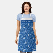 鮮やかな青と冬の白い鳥の花柄 エプロン (着用した状態)