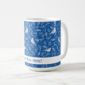 鮮やかな青と冬の白い鳥の花柄 コーヒーマグカップ (正面右)