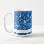 鮮やかな青と冬の白い鳥の花柄 コーヒーマグカップ (左)