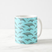鮮やかな青の背景に青いクジラの模様 コーヒーマグカップ (正面右)