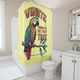 鮮やかな飛行：青々としたフルーツの枝に明るいオウム シャワーカーテン