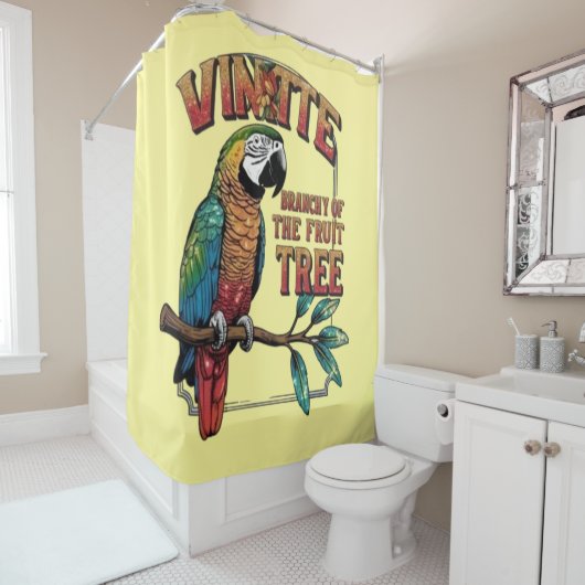 鮮やかな飛行:青々としたフルーツの枝に明るいオウム シャワーカーテン (インサイチュ)