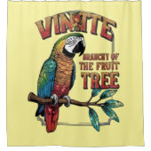 鮮やかな飛行:青々としたフルーツの枝に明るいオウム シャワーカーテン (正面)