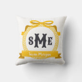 鮮やかな黄色のギリシャ鍵文モノグラムボウ クッション (裏面)