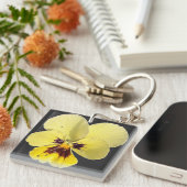 鮮やかな黄色のパンジーの花の写真アクリルキーホルダー キーホルダー (正面右)