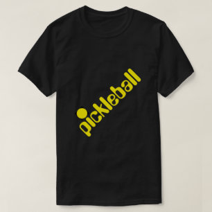 鮮やかな黄色のピックルボール スラント テキスト オン ボールド ブラック Tシャツ