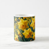 鮮やかな黄色の水仙の花のマグカップ コーヒーマグカップ (中央)