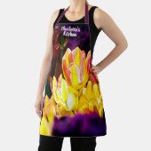 鮮やかな黄色の赤いチューリップの花 エプロン (インサイチュ)