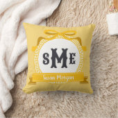 鮮やかな黄色の逆ギリシャ鍵文のモノグラムボウ クッション (ブランケット)