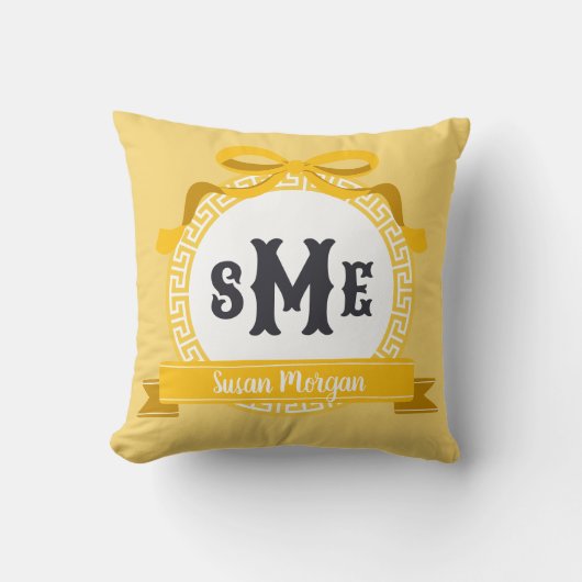 鮮やかな黄色の逆ギリシャ鍵文のモノグラムボウ クッション (正面)