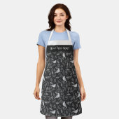 鮮やかな黒と冬の白の鳥花柄 エプロン (着用した状態)