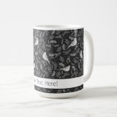 鮮やかな黒と冬の白の鳥花柄 コーヒーマグカップ (正面右)