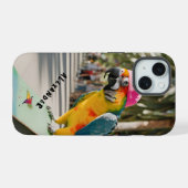 鮮やかパロットオンスケートボード iPhone 15ケース (裏面横)