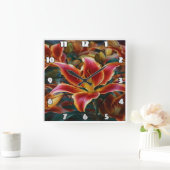 鮮やか夕暮れの庭でリリー開花 スクエア壁時計 (ホーム)