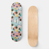 鮮やか抽象芸術ブラシストロークと水玉模様パターン スケートボード (正面)