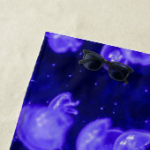 鮮やか航海の白熱［赤熱］光を放つクラゲ群 ビーチタオル (インサイチュ)