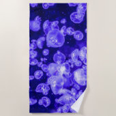 鮮やか航海の白熱［赤熱］光を放つクラゲ群 ビーチタオル (正面)