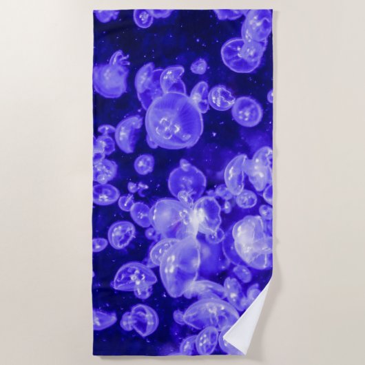 鮮やか航海の白熱［赤熱］光を放つクラゲ群 ビーチタオル (正面)