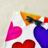 鮮やか色数々のハートパターン ビーチタオル (インサイチュ)