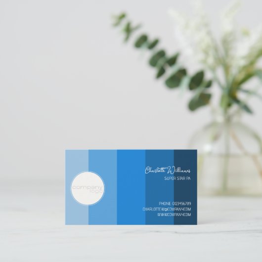 鮮明コンテンポラリーなブルーストライプカラー企業ロゴ 名刺 (スタンド正面)