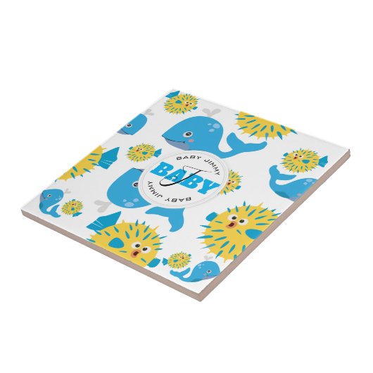 鯨とフグの漫画ベビーモノグラムパターン タイル (側面)