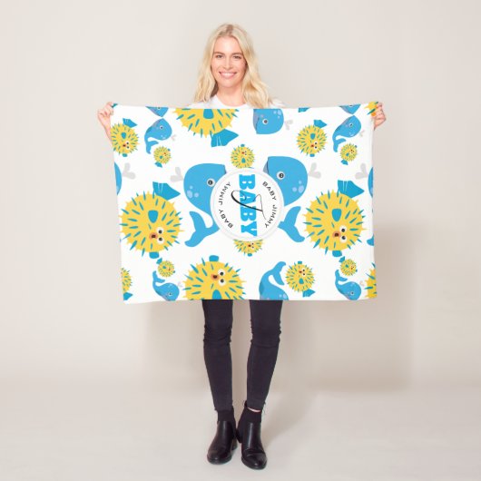 鯨とフグの漫画ベビーモノグラムパターン フリースブランケット (インサイチュ)