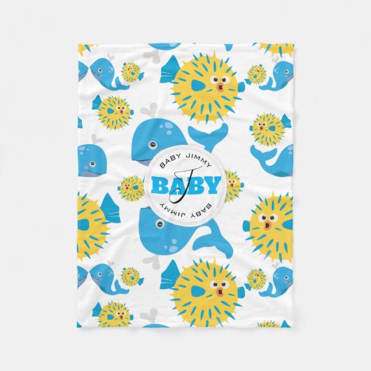 鯨とフグの漫画ベビーモノグラムパターン フリースブランケット (正面)
