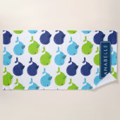 鯨の模様、かわいいクジラ、あなたの名前 ビーチタオル (正面)