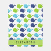 鯨の模様、かわいいクジラ、あなたの名前 フリースブランケット (正面)