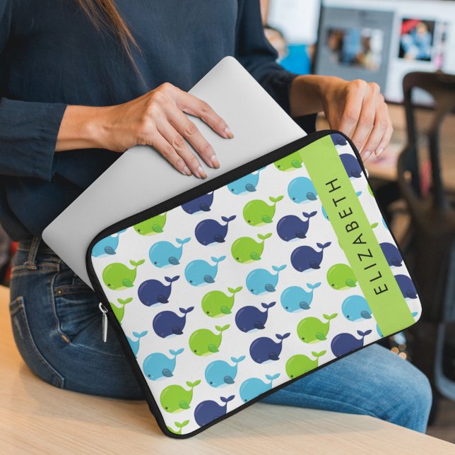 鯨の模様、かわいいクジラ、あなたの名前 ラップトップスリーブ (クリエイターアップロード済み)