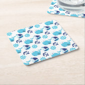 鯨の模様、かわいいクジラ、青いクジラ スクエアペーパーコースター (アングル)
