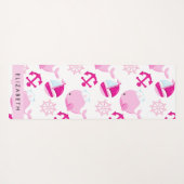 鯨の模様、ピンクの鯨、あなたの名前 ヨガマット (裏面(横))