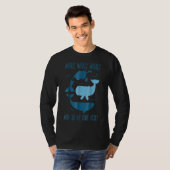 鯨クジラここで何を食べおもしろいる Tシャツ (正面フル)