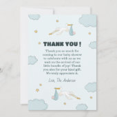 鳥がかわいい子供を運んでいる 男の子だ サンキューカード (正面)