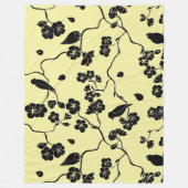 鳥がさくらんぼで黒にレモンイエロー フリースブランケット (正面)