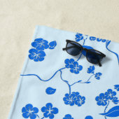 鳥がさくらんぼに咲く青 ビーチタオル (インサイチュ)