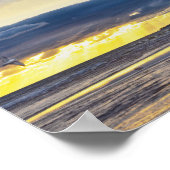 鳥が日の出でフロリダのビーチに集まる ポスター (角)