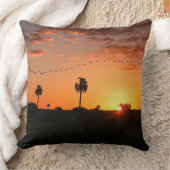 鳥が日没で渡る クッション (ブランケット)