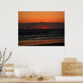 鳥が飛んでいる海の日の出 ポスター (キッチン)