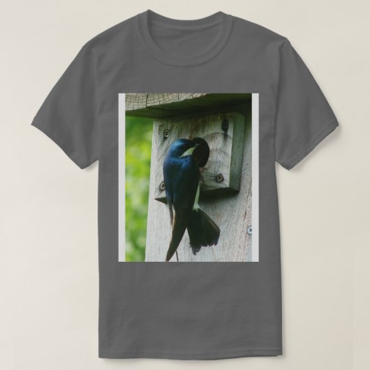 鳥が鳥小屋をチェックアウトする Tシャツ (デザイン正面)