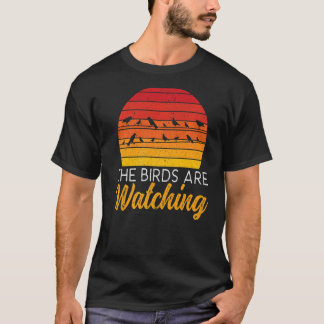 鳥たちは鳥の陰謀説を見ている Tシャツ