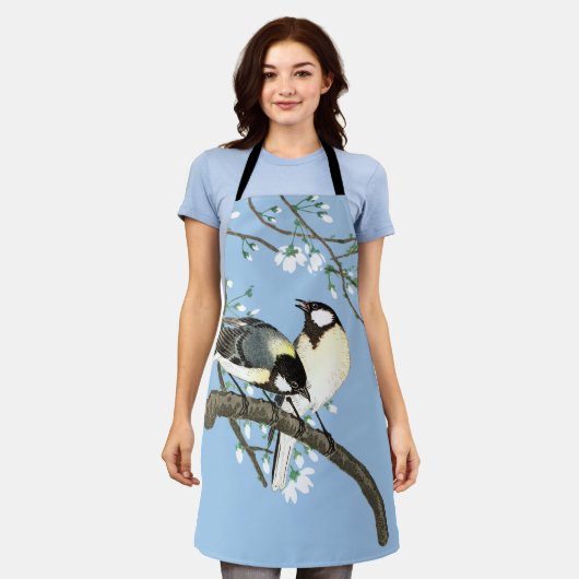 鳥とさくらんぼの花大原小村 エプロン (着用した状態)