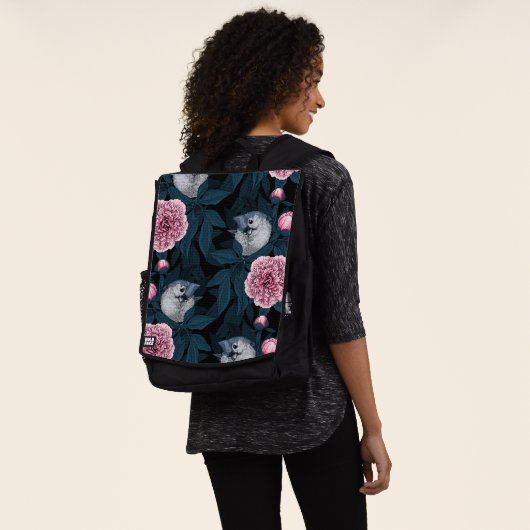 鳥とピンクの牡丹の花と葉の花 バックパック (着用)